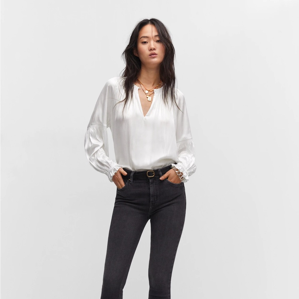 Pleated blouse with button